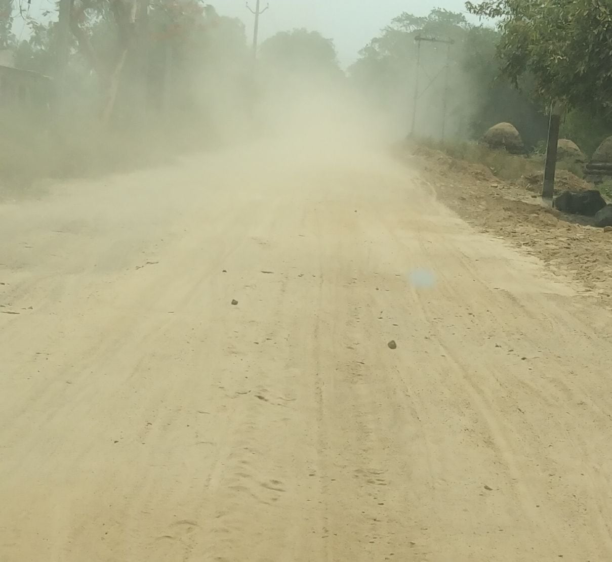 तिलहर-जैतीपुर मार्ग पर उड़ता धूल का गुबार