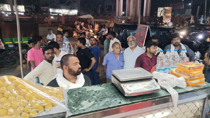 दुकानों पर निशान लगाने के दौरान चौपले पर लगी लोगों की भीड़-। दुकानों पर निशान लगाने के दौरान चौपले पर लगी लोगों की भीड़-।