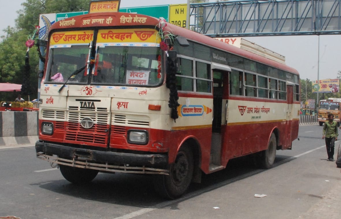 दुर्घटना के बाद बागपत के दिल्ली रोड की ओर खड़ी रोडवेज बस