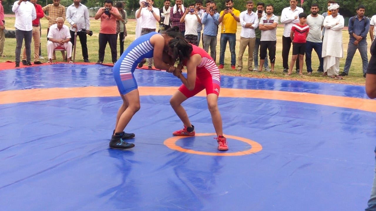 द्रोणाचार्य स्टेडियम में मैच के दौरान भिड़तीं महिला पहलवान।  संवाद