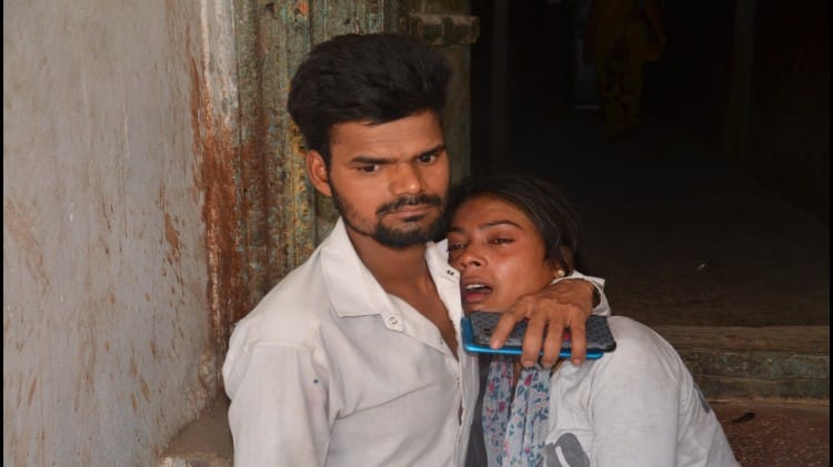 Kanpur Double Murder: बहू पर आता था भूत...वो देर रात उठकर चिल्लाती थी, मुझे लगता था डर, कातिल ससुर की कहानी सुन कैदी भी हैरान घटना के बाद रोते हुए परिजन