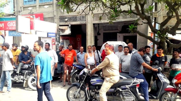 Kanpur Double Murder: बहू पर आता था भूत...वो देर रात उठकर चिल्लाती थी, मुझे लगता था डर, कातिल ससुर की कहानी सुन कैदी भी हैरान घटनास्थल पर लगी लोगों की भीड़