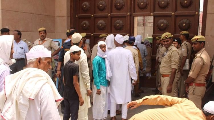 Gyanvapi News: ज्ञानवापी में जुमे की नमाज के लिए जुटी भारी भीड़, मस्जिद का गेट बंद किया गया