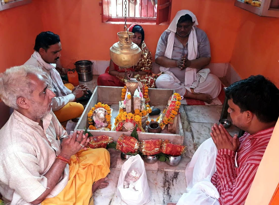 भगवान हनुमान मन्दिर मे मां लक्ष्मी की प्रतिमा स्थापित कर पूजा अर्चना करते श्रद्वालु भगवान हनुमान मन्दिर मे मां लक्ष्मी की प्रतिमा स्थापित कर पूजा अर्चना करते श्रद्वालु