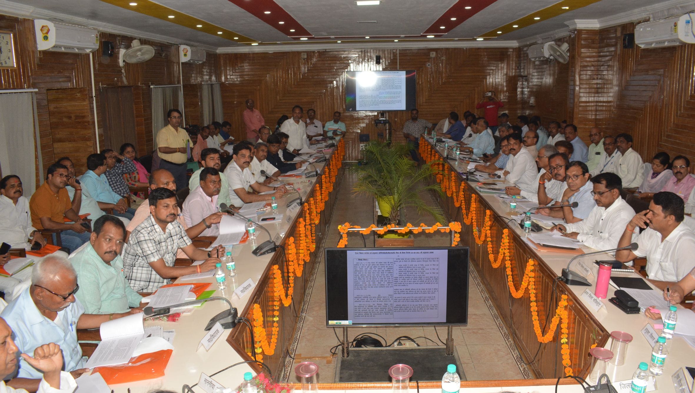 फोटो-15- बैठक में मौजूद अधिकारी
