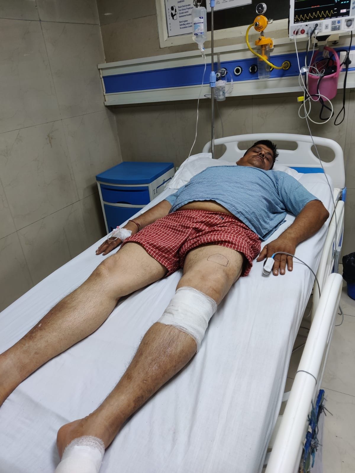 गाबा अस्पताल में भर्ती थाना छप्पर एसएचओ जगदीश बिश्नोई, जिनकी टांग व पैर पर लगी गोली। गाबा अस्पताल में भर्ती थाना छप्पर एसएचओ जगदीश बिश्नोई, जिनकी टांग व पैर पर लगी गोली।