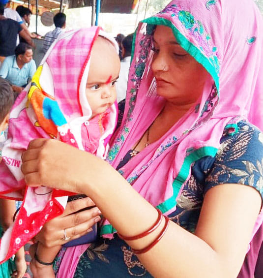 गढ़ चौपला पर अपनी दुकान ध्वस्त होनी की सूचना पर बच्चे को लेकर पहुंची महिला। गढ़ चौपला पर अपनी दुकान ध्वस्त होनी की सूचना पर बच्चे को लेकर पहुंची महिला।