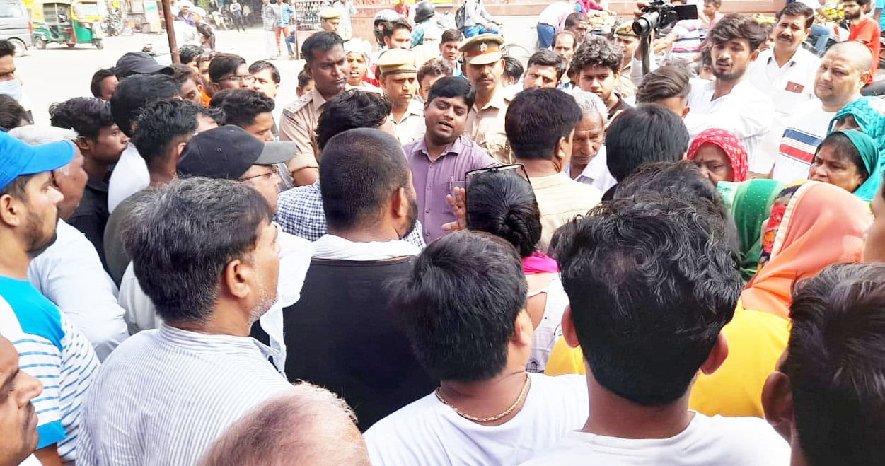 गढ़ चौपला पर दुकानदारों को सात दिन का समय देते एसडीएम। गढ़ चौपला पर दुकानदारों को सात दिन का समय देते एसडीएम।