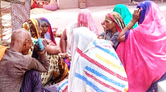 गांव पसवाड़ा में किसान की मौत पर विलाप करते परिजन। गांव पसवाड़ा में किसान की मौत पर विलाप करते परिजन।