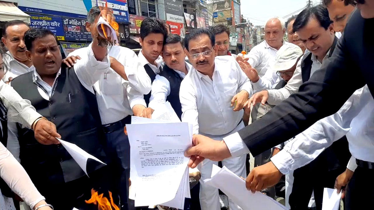 कलेक्ट्रट तिराहे पर मानव श्रंखला बना कर जाम लगा प्रतियां जलाते अधिवक्ता कलेक्ट्रट तिराहे पर मानव श्रंखला बना कर जाम लगा प्रतियां जलाते अधिवक्ता