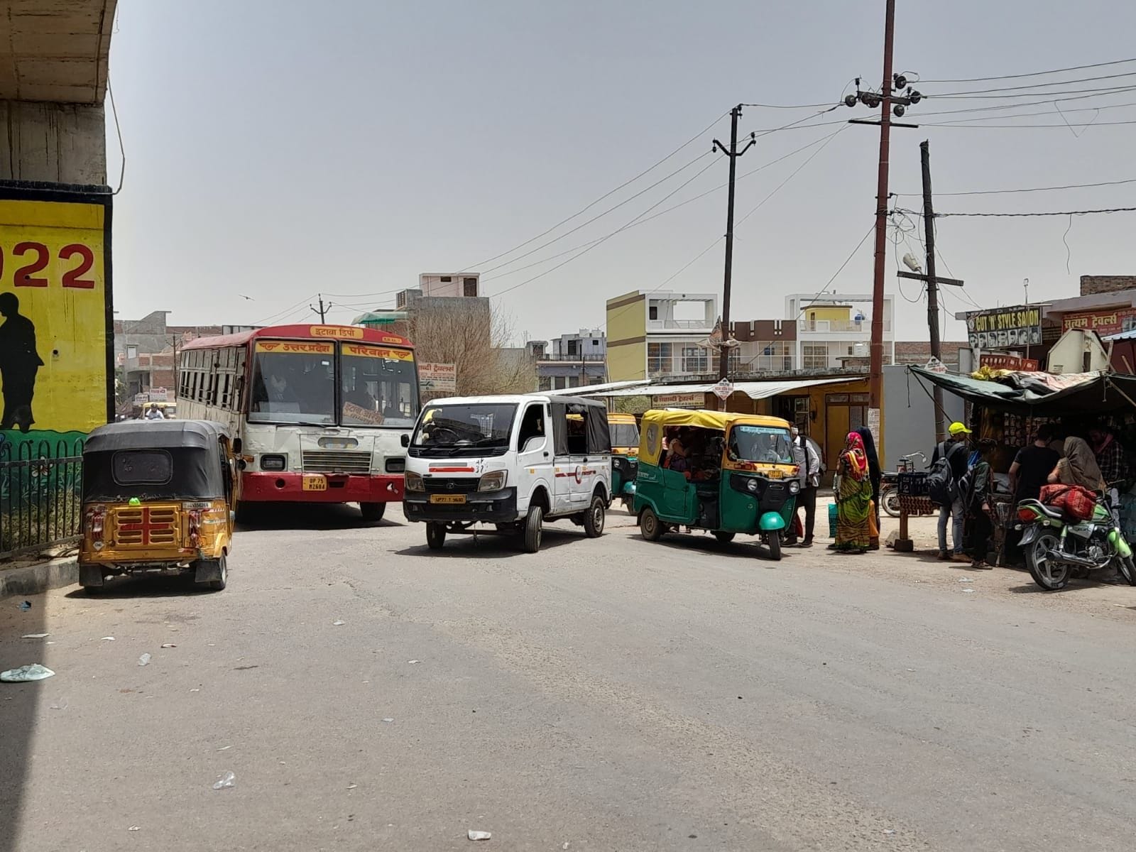 कानपुर से आने वाले मार्ग पर खड़े ऑटो। संवाद कानपुर से आने वाले मार्ग पर खड़े ऑटो। संवाद