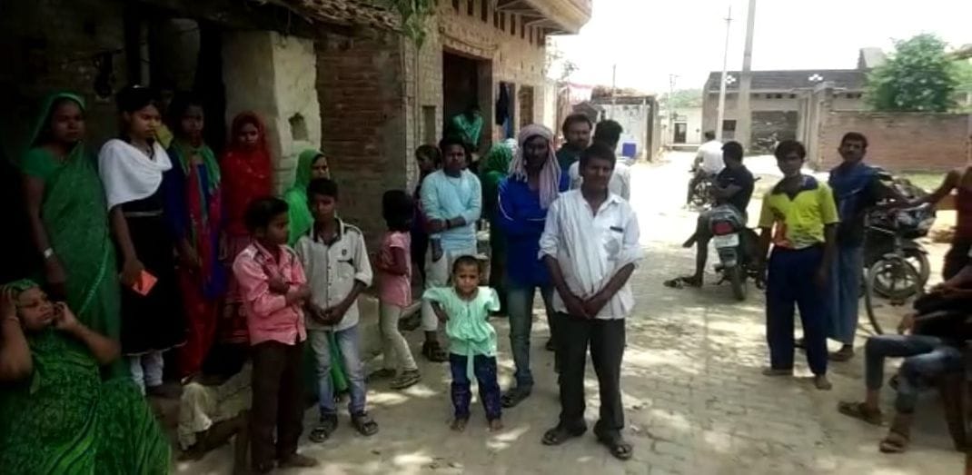 महमदपुर गांव में रामपति की मौत पर गमजदा परिजन महमदपुर गांव में रामपति की मौत पर गमजदा परिजन