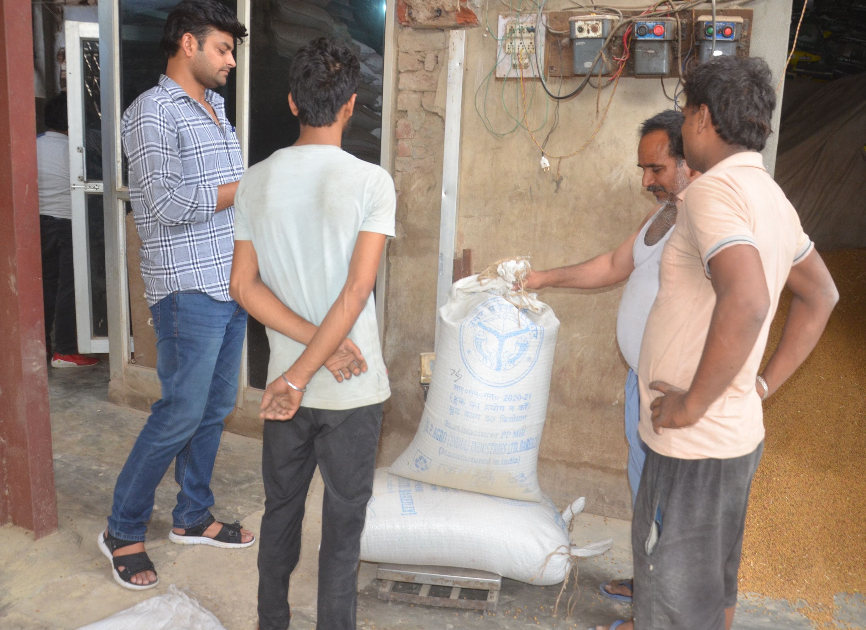 मिल में तोल मशीन की जांच करते हुए फूड एंड सप्लाई विभाग के अधिकारी। मिल में तोल मशीन की जांच करते हुए फूड एंड सप्लाई विभाग के अधिकारी।