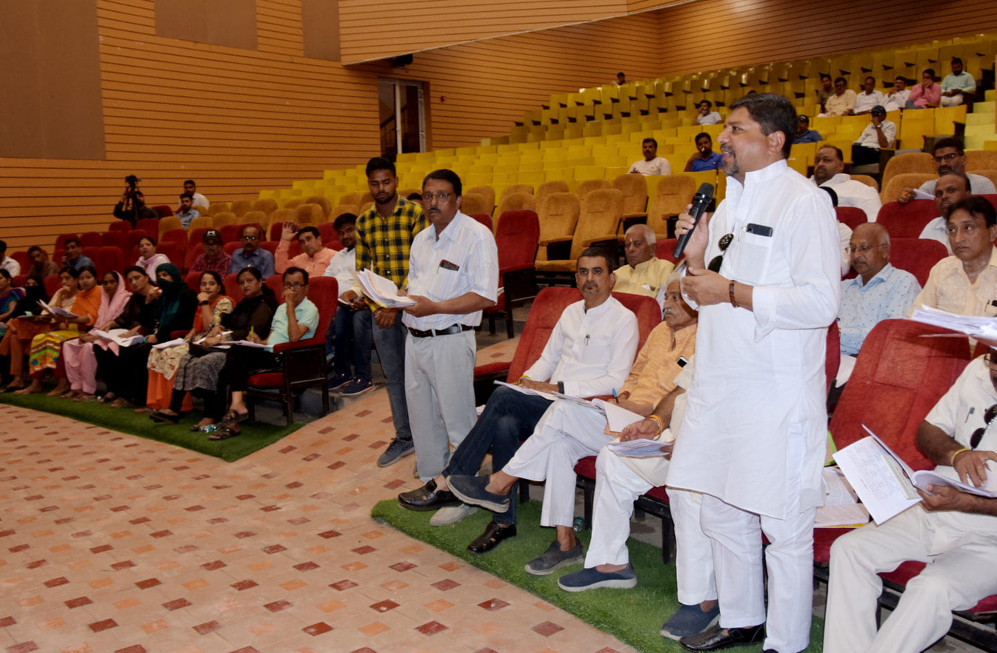 नमंच में नगर निगम बोर्ड की बैठक में अपने मुद्दे रखते पार्षदगण नमंच में नगर निगम बोर्ड की बैठक में अपने मुद्दे रखते पार्षदगण