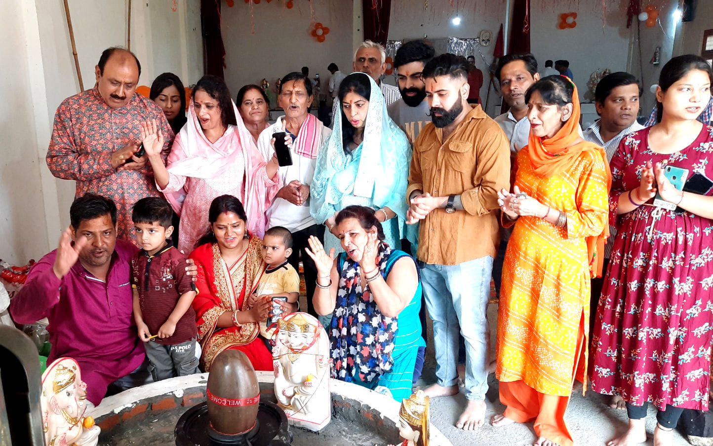 न्यू ब्रह्मपुरी कॉलोनी बालाजी धाम में मूर्ति स्थापना करते श्रद्घालु न्यू ब्रह्मपुरी कॉलोनी बालाजी धाम में मूर्ति स्थापना करते श्रद्घालु