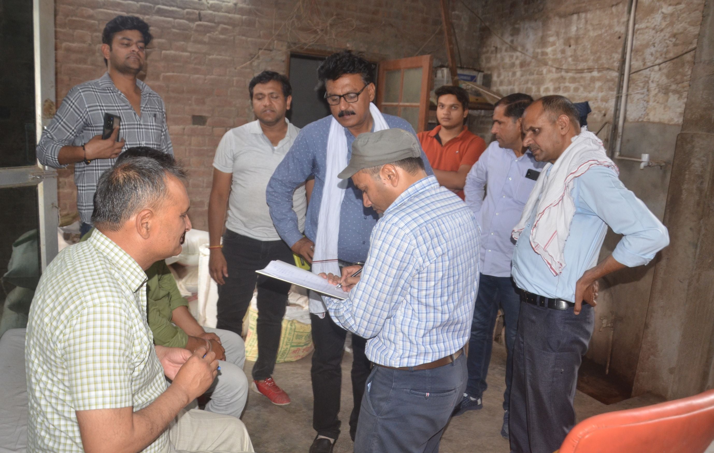 पुरानी सब्जी मंडी रोड स्थित मिल में कार्रवाई करने पहुंची टीम। पुरानी सब्जी मंडी रोड स्थित मिल में कार्रवाई करने पहुंची टीम।