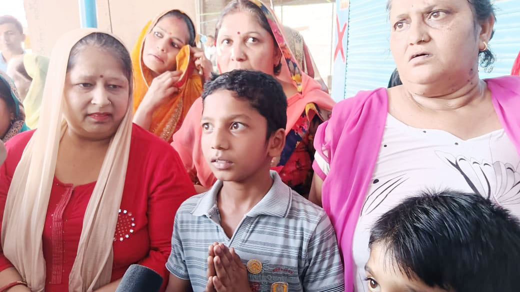 सीएम योगी से अपनी दुकानों के लिए गुहार लगाता बच्चा। सीएम योगी से अपनी दुकानों के लिए गुहार लगाता बच्चा।
