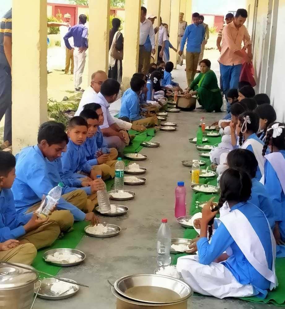 सूखीढांग जीआईसी में छात्र-छात्राओं के साथ भोजन करते डीएम नरेंद्र सिंह भंडारी और सीईओ जितेंद्र स? सूखीढांग जीआईसी में छात्र-छात्राओं के साथ भोजन करते डीएम नरेंद्र सिंह भंडारी और सीईओ जितेंद्र स?