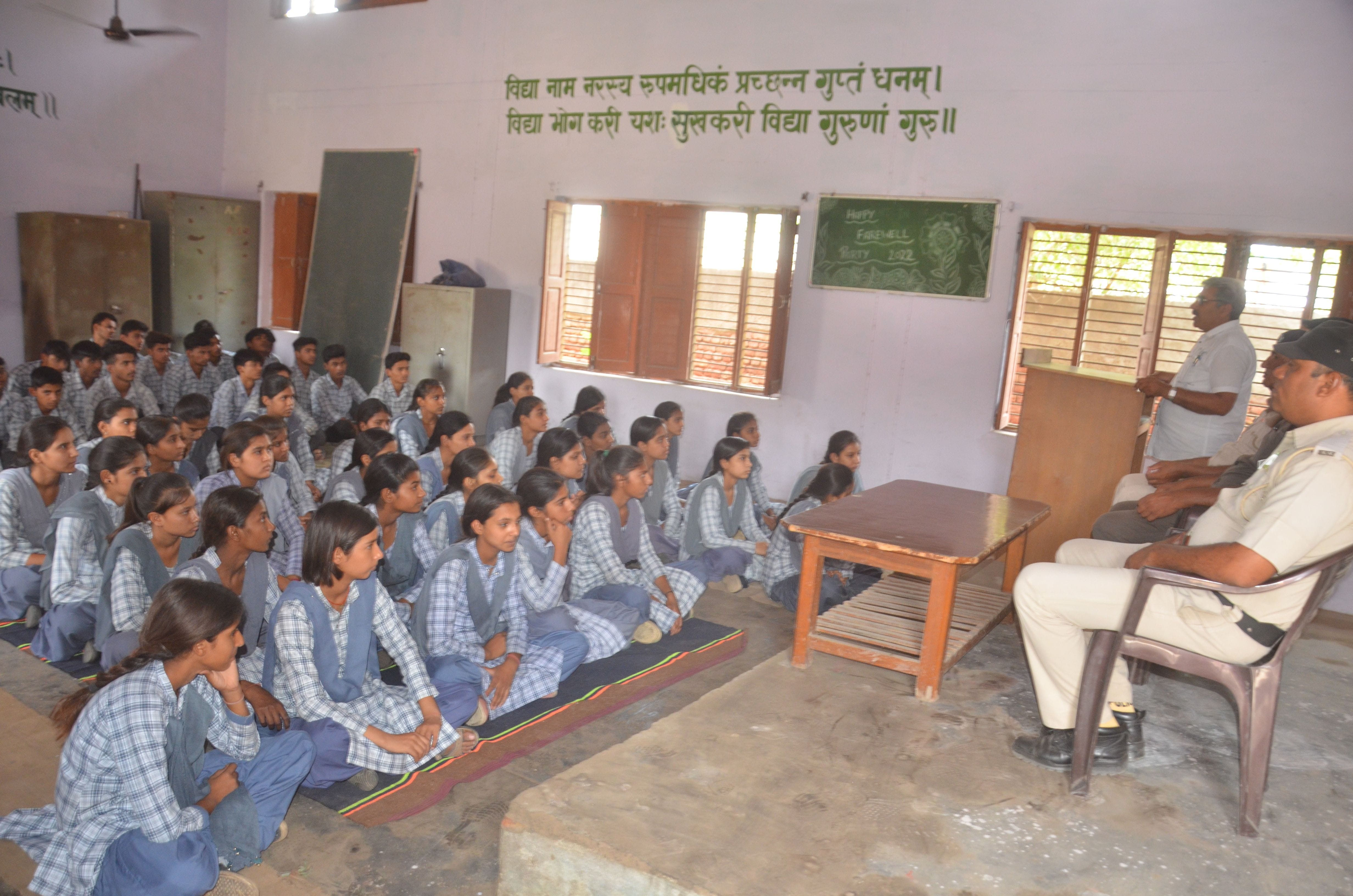 समसपुर राजकीय स्कूल में आयोजित पुलिस की पाठशाला में मौजूद विद्यार्थी और शिक्षक। समसपुर राजकीय स्कूल में आयोजित पुलिस की पाठशाला में मौजूद विद्यार्थी और शिक्षक।
