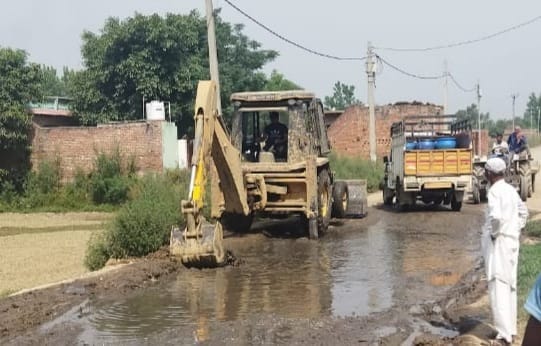 भनवाड़ा में नाले की खोदाई के लिए पहुंची जेसीबी भनवाड़ा में नाले की खोदाई के लिए पहुंची जेसीबी