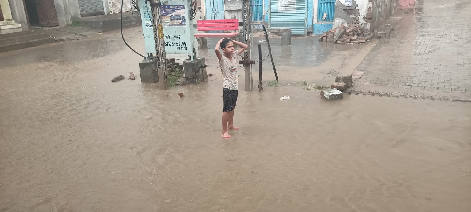 गांव बड़ोपल में बारिश में भीगता एक बच्चा। गांव बड़ोपल में बारिश में भीगता एक बच्चा।