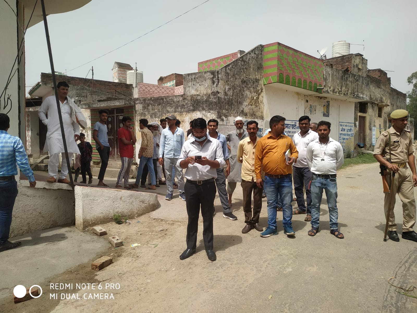 हुसैनपुर निवादा में पीएसी के साथ बिजली चैकिंग करती टीम हुसैनपुर निवादा में पीएसी के साथ बिजली चैकिंग करती टीम