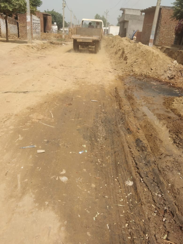 मिट्टी डाले जाने के बाद भनवाड़ा मार्ग मिट्टी डाले जाने के बाद भनवाड़ा मार्ग