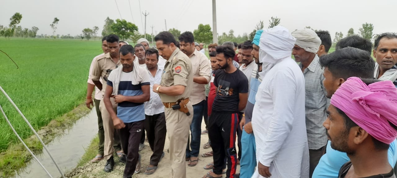 परिजनों से घटना की जानकारी लेती पुलिस परिजनों से घटना की जानकारी लेती पुलिस