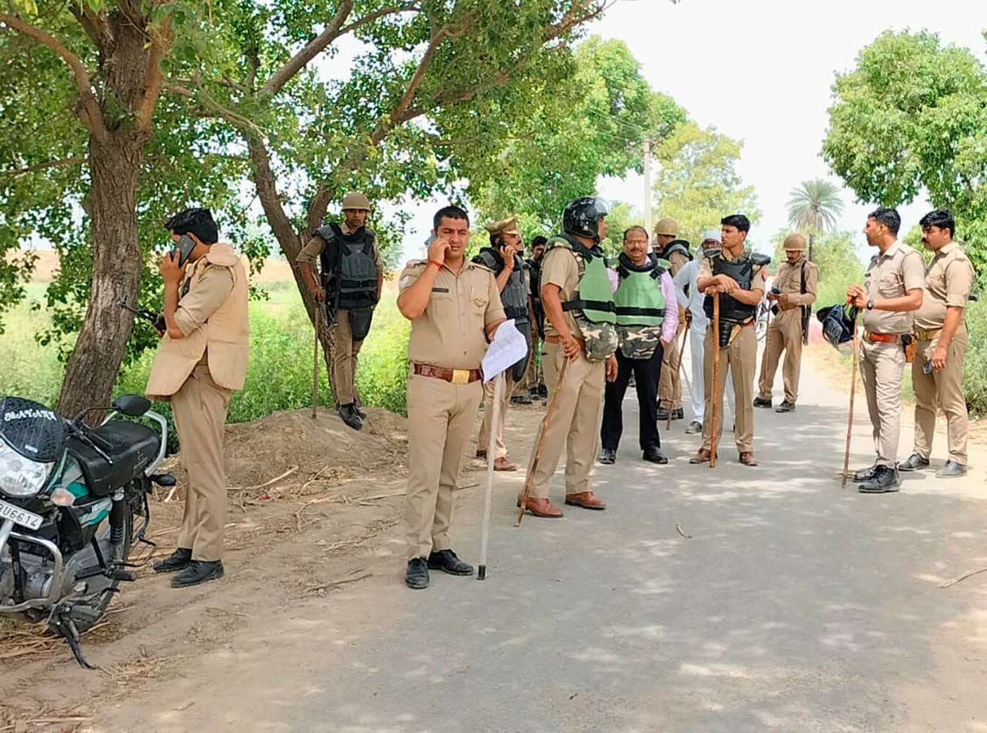 पावटी में त्यागी समाज की पंचायत में लोगों को रोकने के लिए गांव के मार्गों पर पुलिस का पहरा पावटी में त्यागी समाज की पंचायत में लोगों को रोकने के लिए गांव के मार्गों पर पुलिस का पहरा