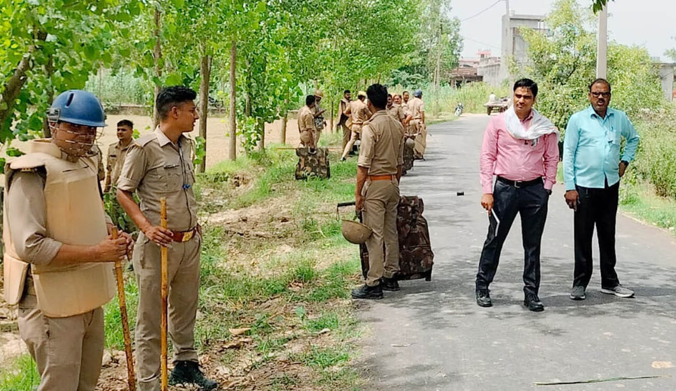 पावटी में त्यागी समाज की पंचायत में लोगों को रोकने के लिए गांव के मार्गों पर पुलिस का पहरा पावटी में त्यागी समाज की पंचायत में लोगों को रोकने के लिए गांव के मार्गों पर पुलिस का पहरा