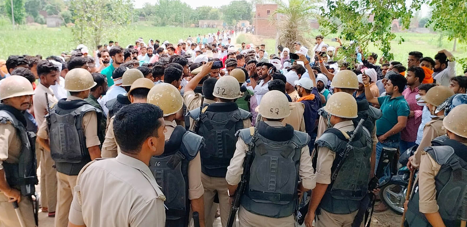 पावटी मुनादी प्रकरण में युवकों को पंचायत में जाने से रोकता पुलिस प्रशासन पावटी मुनादी प्रकरण में युवकों को पंचायत में जाने से रोकता पुलिस प्रशासन