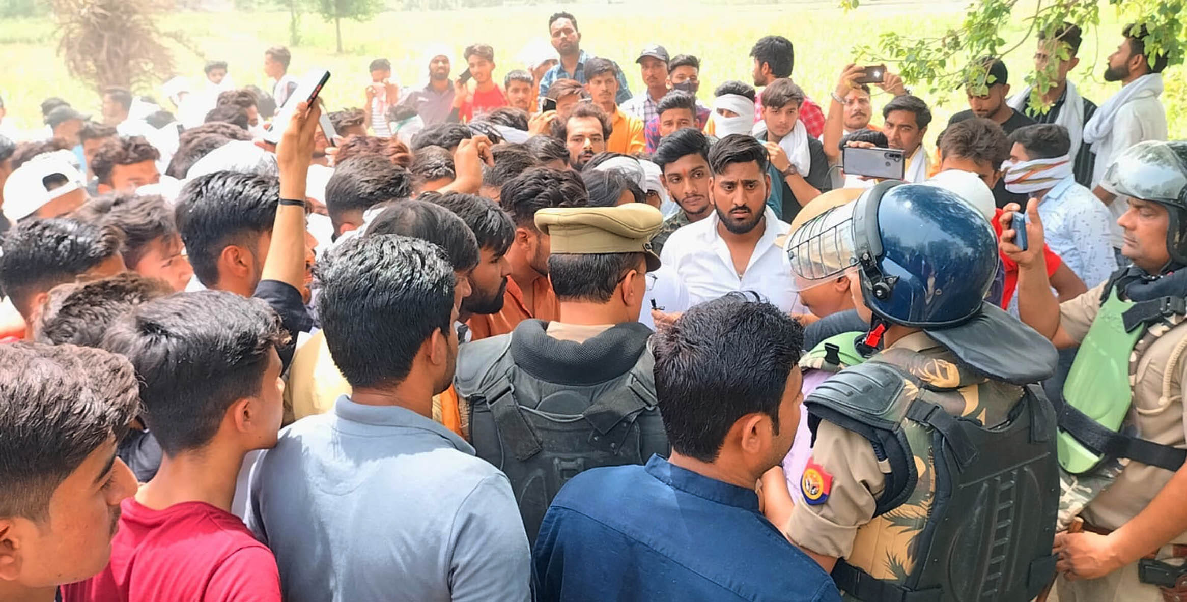 पावटी मुनादी प्रकरण में युवकों को पंचायत में जाने से रोकती पुलिस। पावटी मुनादी प्रकरण में युवकों को पंचायत में जाने से रोकती पुलिस।