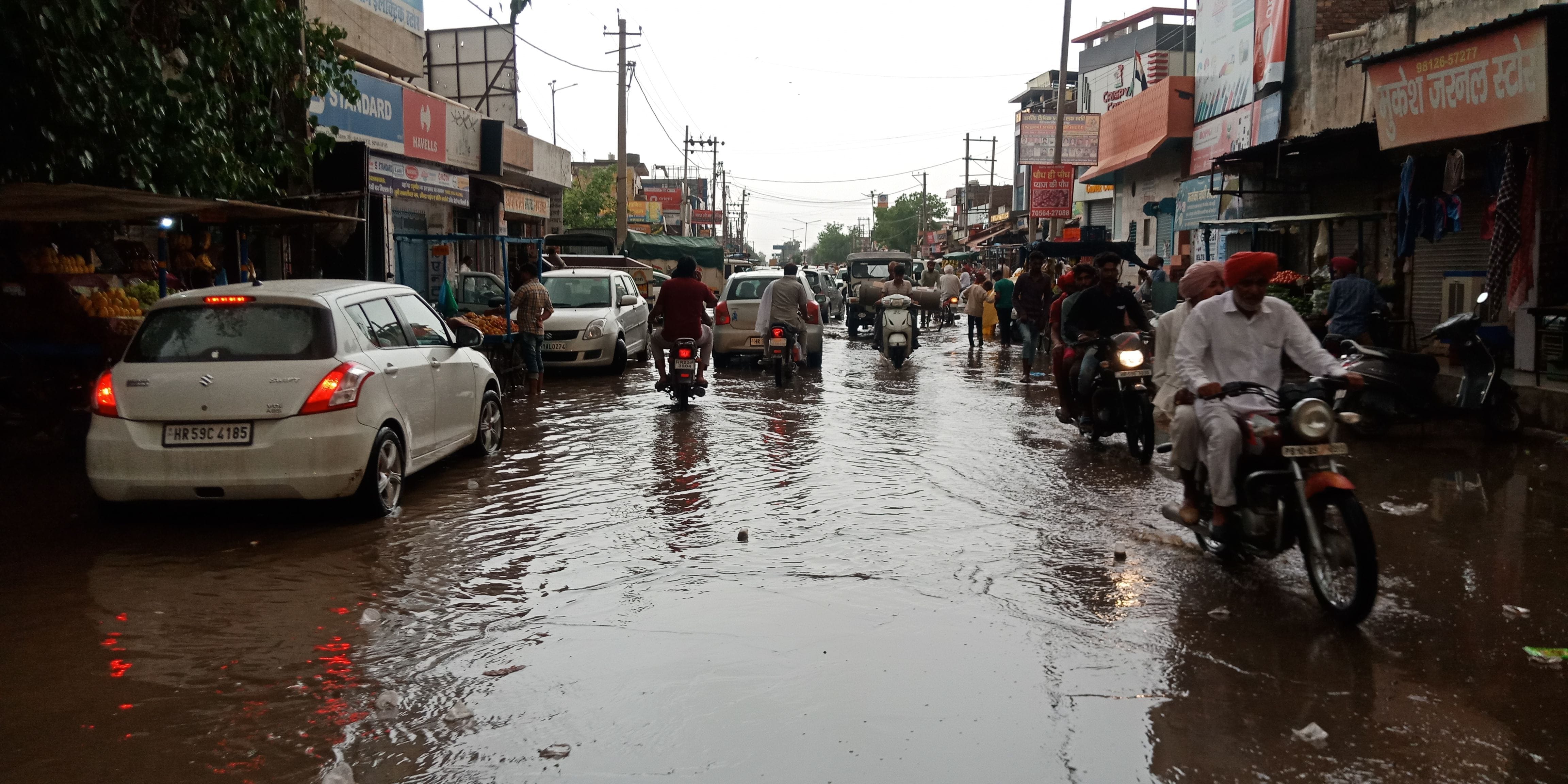 रतिया में बरसात से बारिश से हुआ जलभराव। रतिया में बरसात से बारिश से हुआ जलभराव।