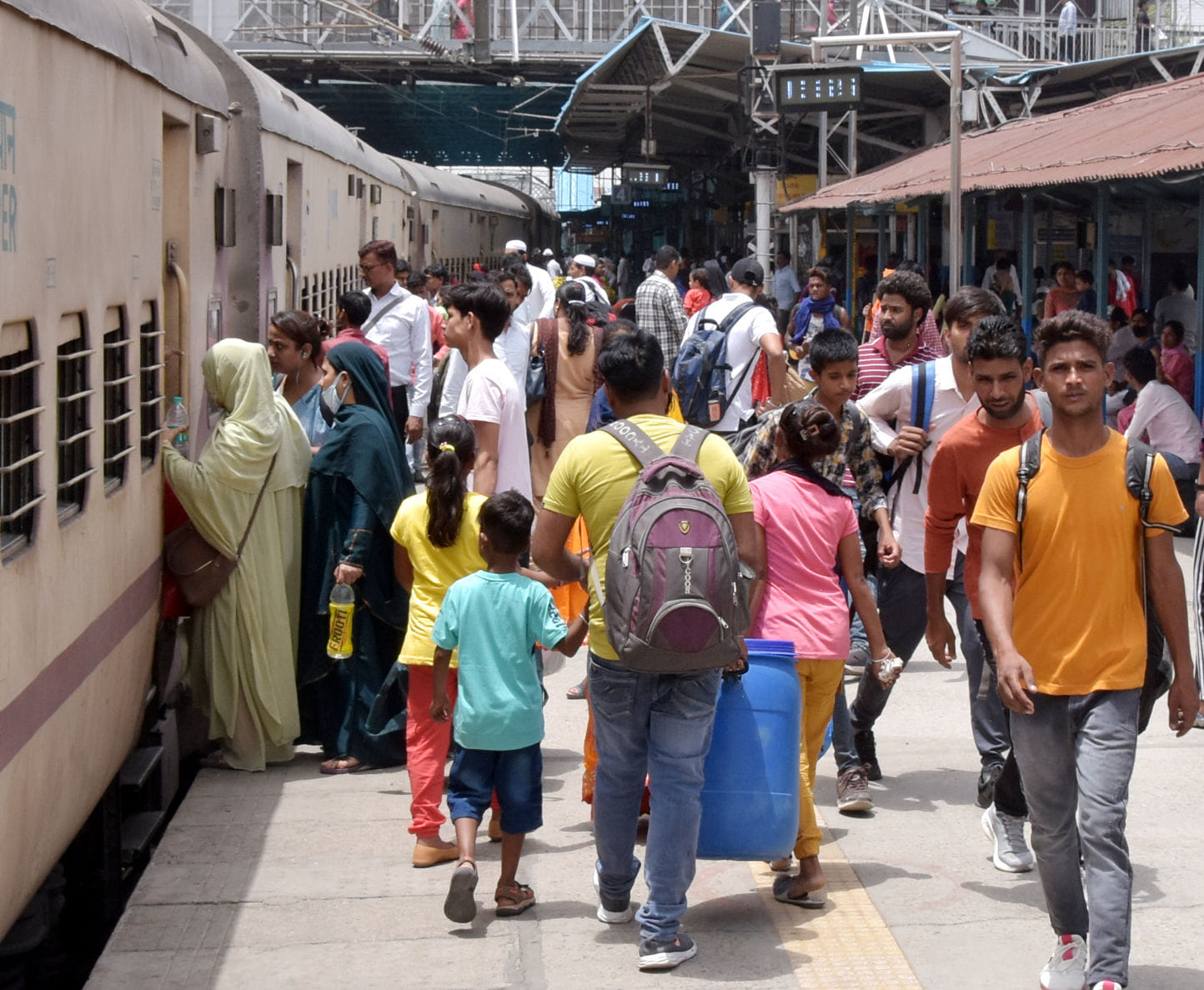 सहारनपुर के रेलवे स्टेशन पर ट्रेन पकड़ते यात्री सहारनपुर के रेलवे स्टेशन पर ट्रेन पकड़ते यात्री