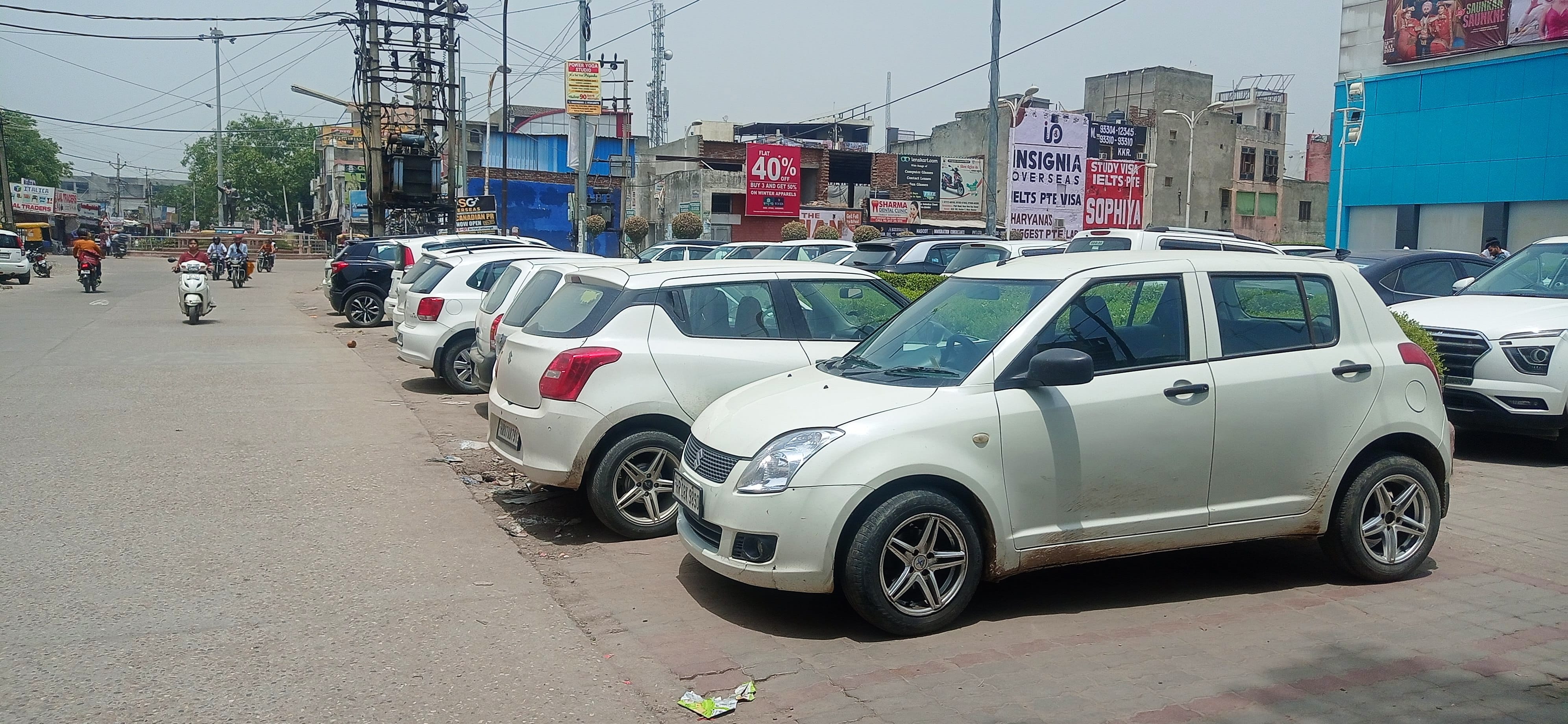 सेक्टर 17 में सड़क के किनारे खड़े वाहन। संवाद सेक्टर 17 में सड़क के किनारे खड़े वाहन। संवाद