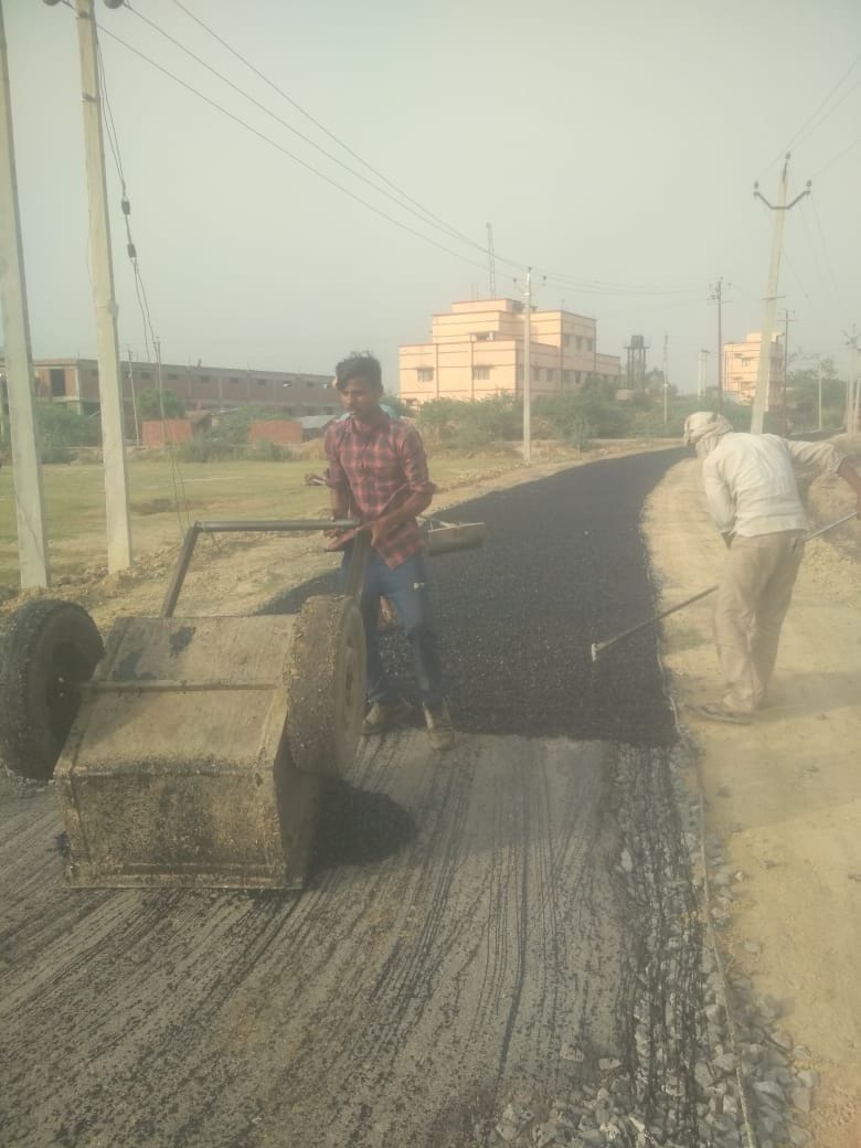  सड़क निर्माण के लिए काम करते मजदूर। संवाद