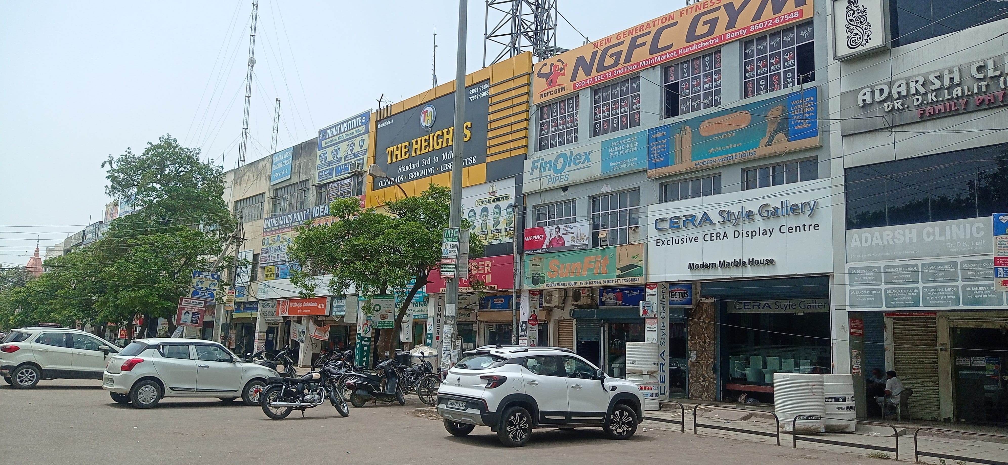 शहर के सेक्टर 13 में चल रहे कोचिंग सेंटर।  संवाद