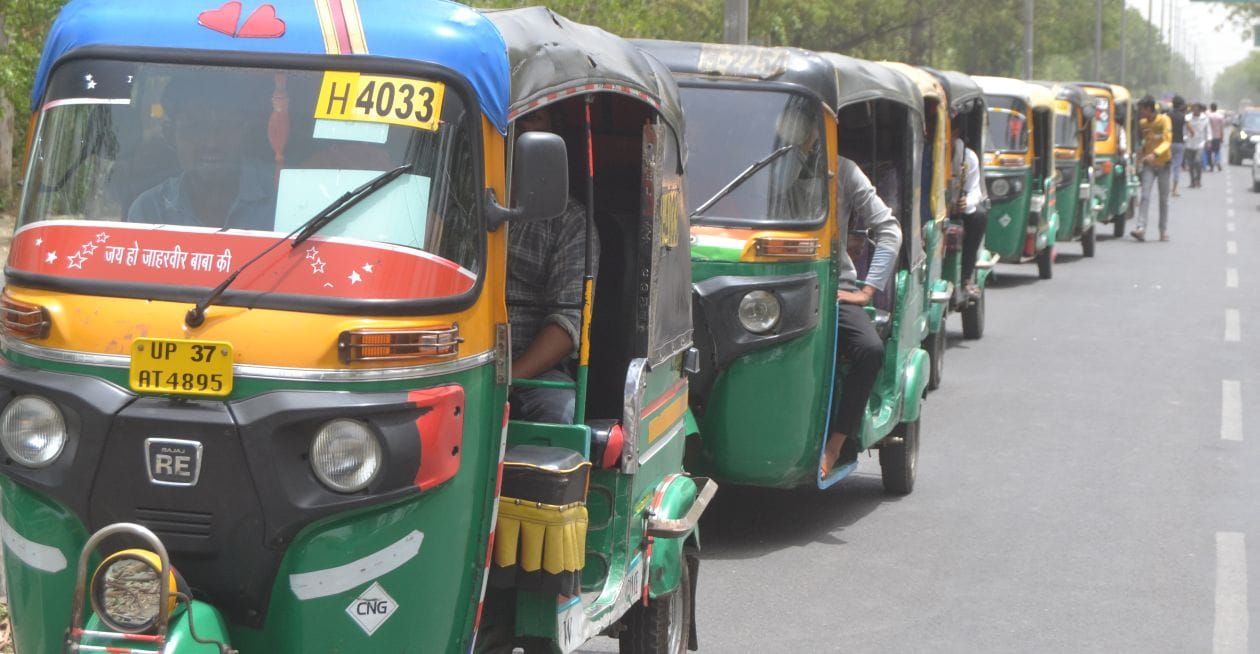 शनिवार को दिल्ली रोड पर चालको द्वारा खड़े किये गये टैम्पू । संवाद शनिवार को दिल्ली रोड पर चालको द्वारा खड़े किये गये टैम्पू । संवाद
