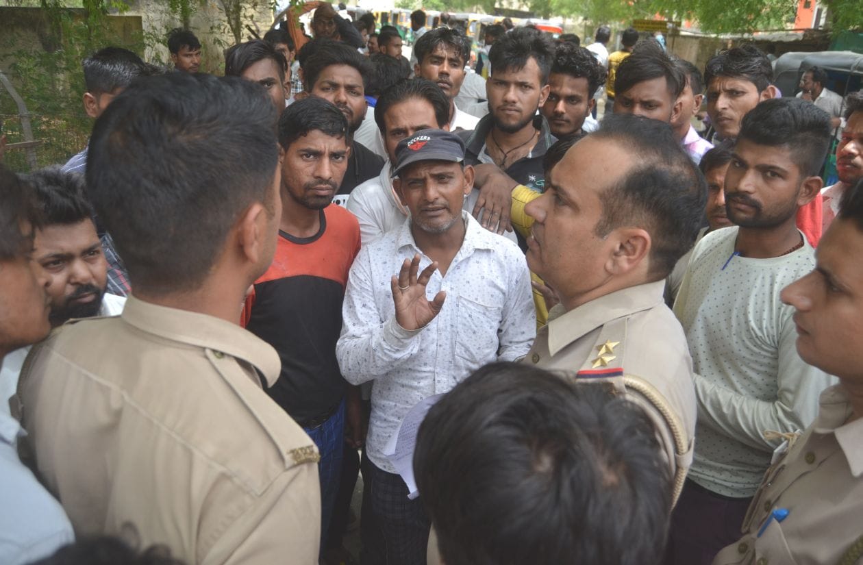 शनिवार को विकास भवन के पास टैम्पू चालको से बात करते पुलिसकर्मी । संवाद शनिवार को विकास भवन के पास टैम्पू चालको से बात करते पुलिसकर्मी । संवाद
