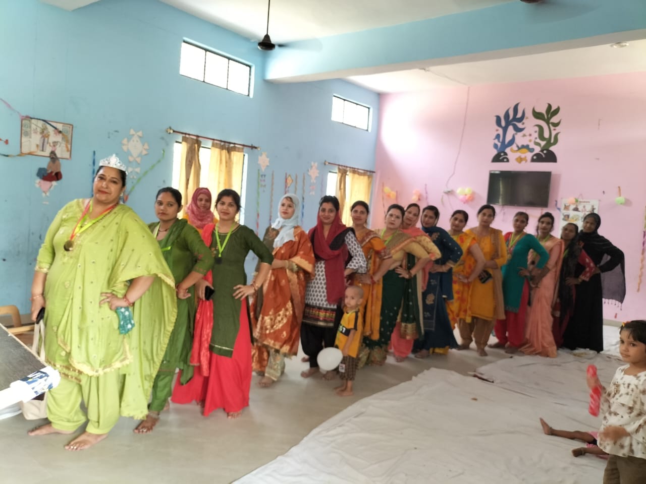 अर्जी पब्लिक स्कूल बेहडा सादात में रैम्प वॉक करती बच्चों की मम्मी या। अर्जी पब्लिक स्कूल बेहडा सादात में रैम्प वॉक करती बच्चों की मम्मी या।