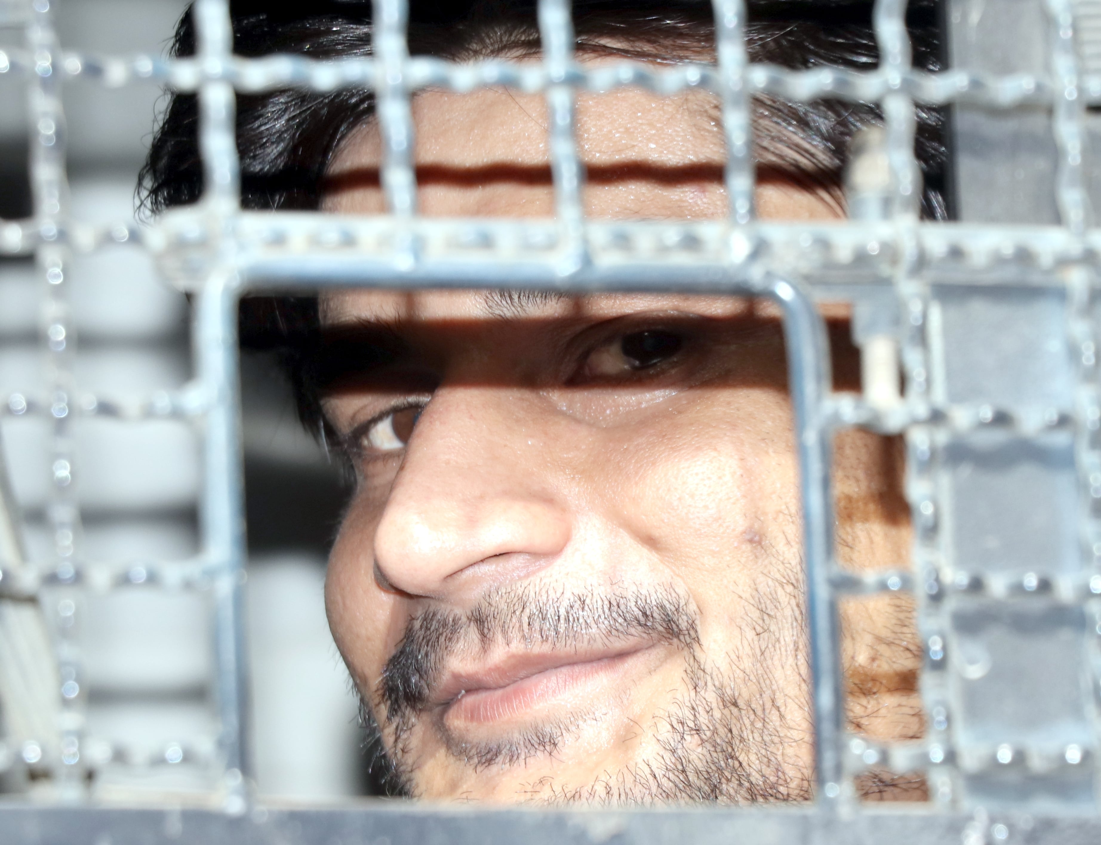 बिजनौर जजी में दोहरे हत्याकांड में फांसी की सजा होने के बाद कोर्ट में जाने से पहले वज्र वाहन में ह? बिजनौर जजी में दोहरे हत्याकांड में फांसी की सजा होने के बाद कोर्ट में जाने से पहले वज्र वाहन में ह?
