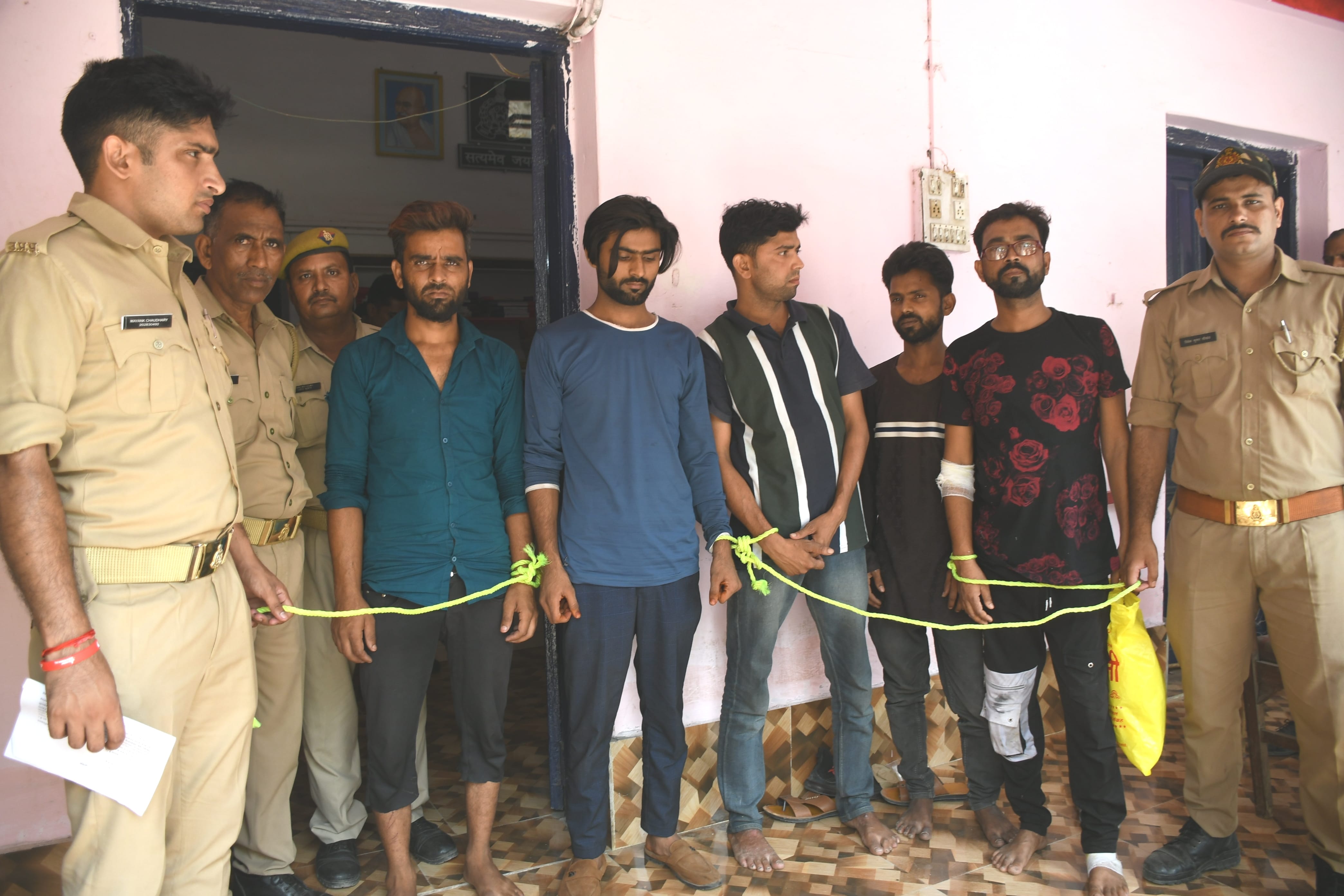 चिरैयागंज मोहल्ले में विवाद करने वाले आरोपियों को न्यायालय में पेश करने को ले जाती पुलिस। संवाद