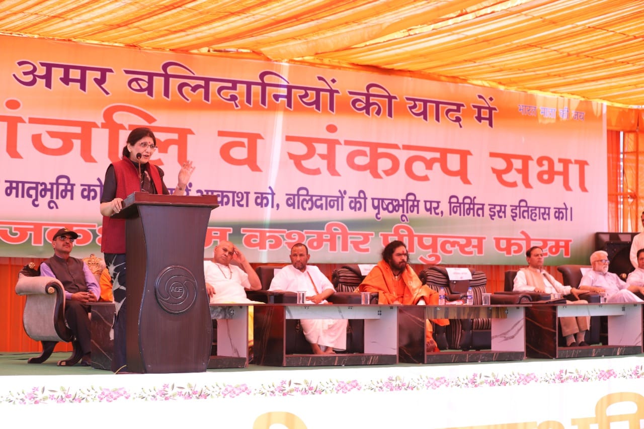 डोडा के स्पोर्ट्स स्टेडियम में आयोजित रैली में मंचासीन अतिथिगण। संवाद डोडा के स्पोर्ट्स स्टेडियम में आयोजित रैली में मंचासीन अतिथिगण। संवाद