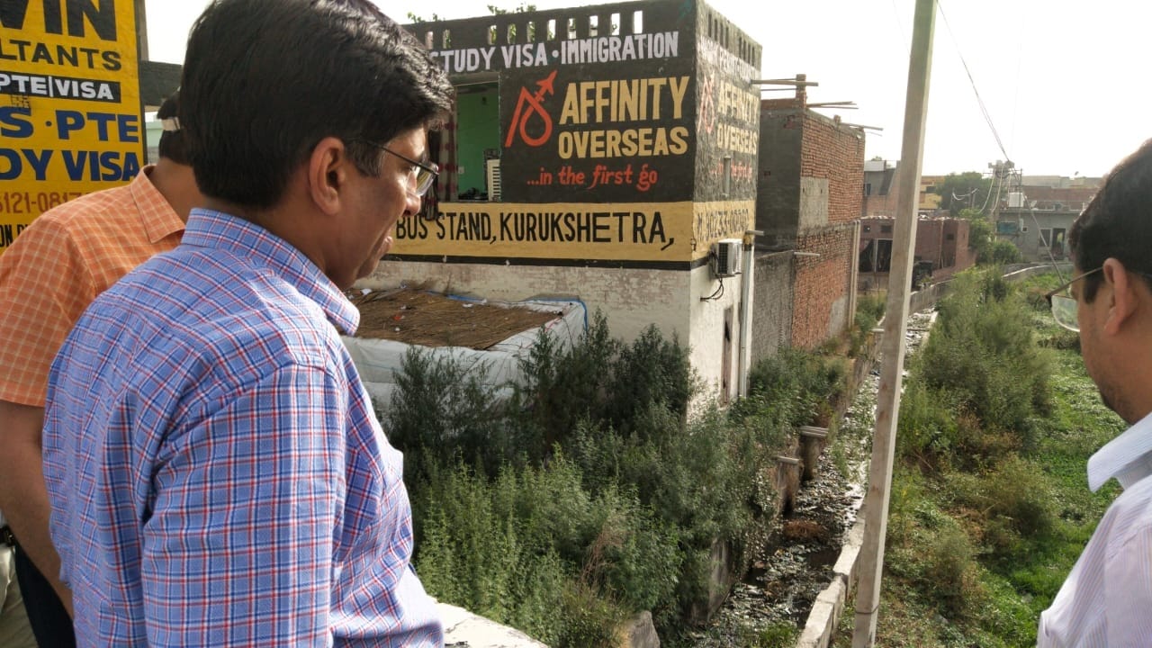 गंदगी के अटे पड़े नाले को देखते उपायुक्त मुकुल कुमार। संवाद गंदगी के अटे पड़े नाले को देखते उपायुक्त मुकुल कुमार। संवाद