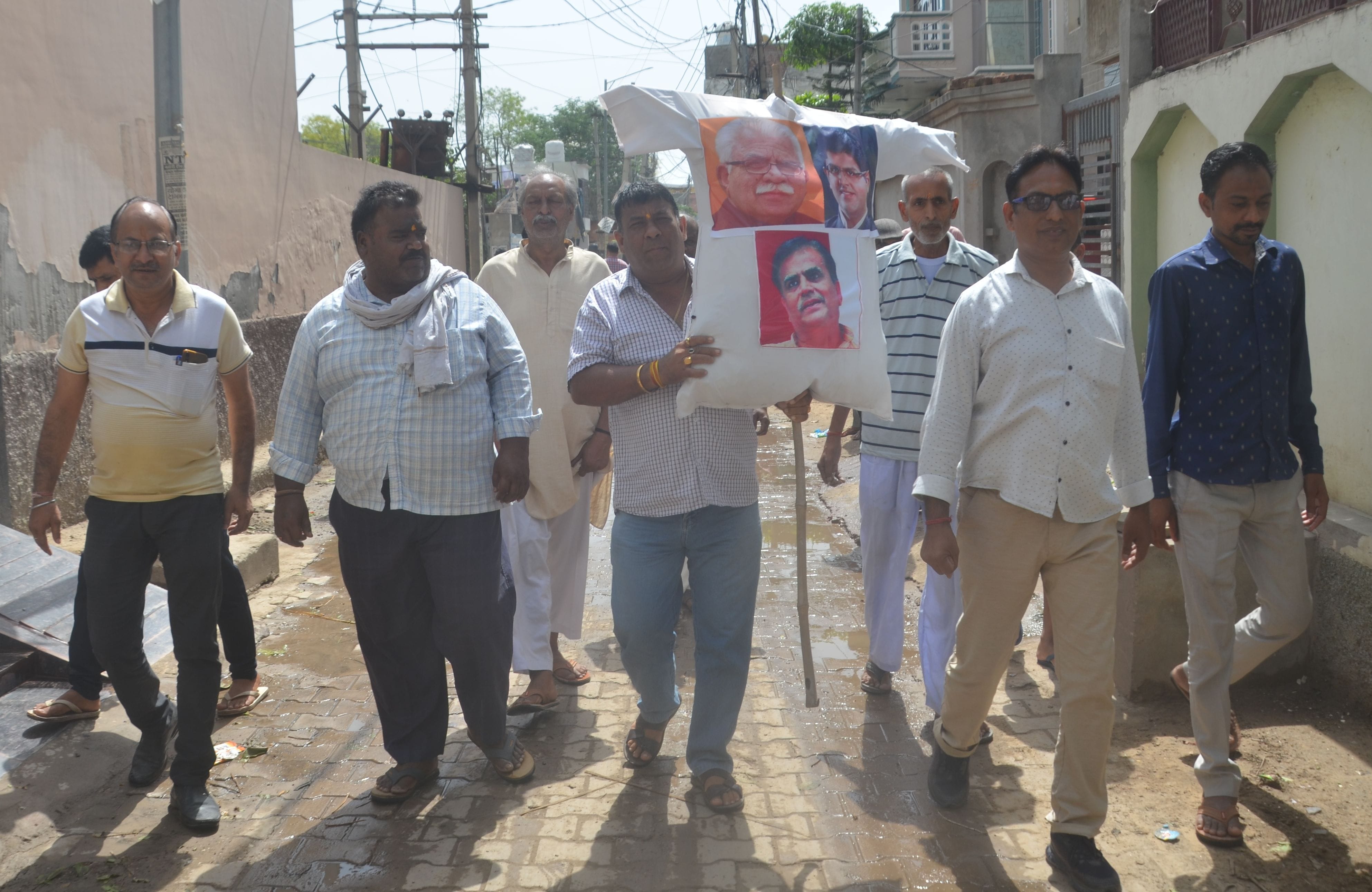 गांधी नगर में गली में भरे पानी के अंदर पुतला लेकर खड़े लोग। गांधी नगर में गली में भरे पानी के अंदर पुतला लेकर खड़े लोग।