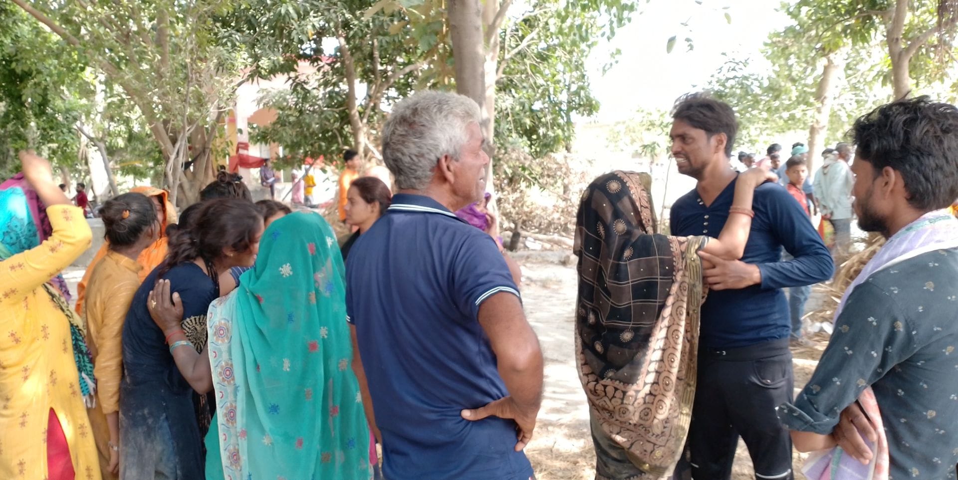घाट पर विलाप करते युवकों के परिवार वाले। संवाद घाट पर विलाप करते युवकों के परिवार वाले। संवाद