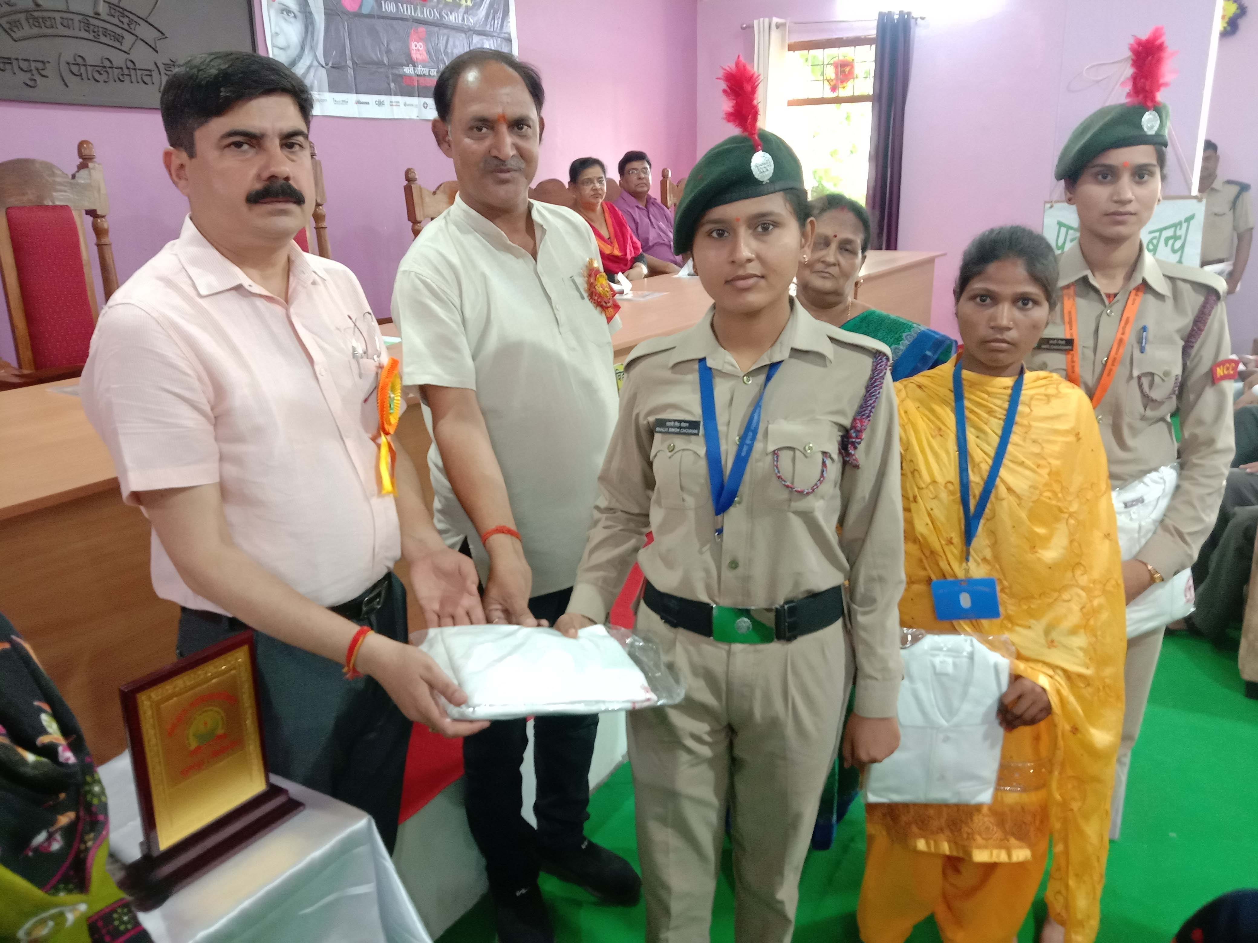 कार्यक्रम में छात्राओं को पुरस्कृत करते एआरटीओ, प्राचार्य। कार्यक्रम में छात्राओं को पुरस्कृत करते एआरटीओ, प्राचार्य।