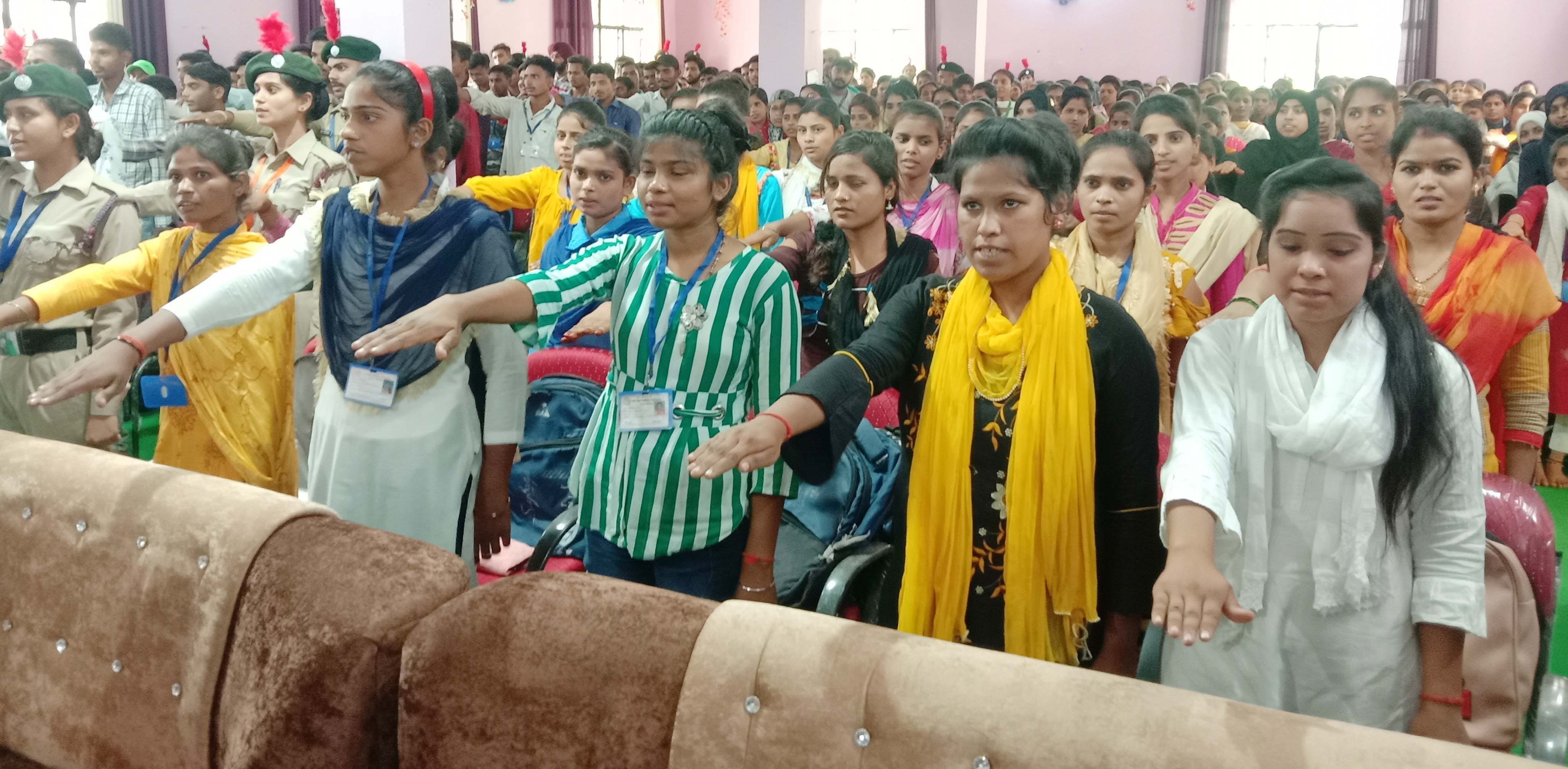 कार्यक्रम में शपथ लेती छात्राएं। कार्यक्रम में शपथ लेती छात्राएं।
