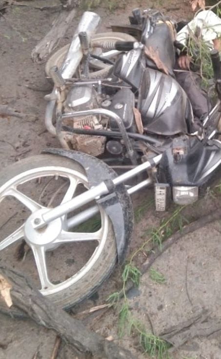   मौके पर पड़ी वन विभाग कर्मचारी की बाइक।