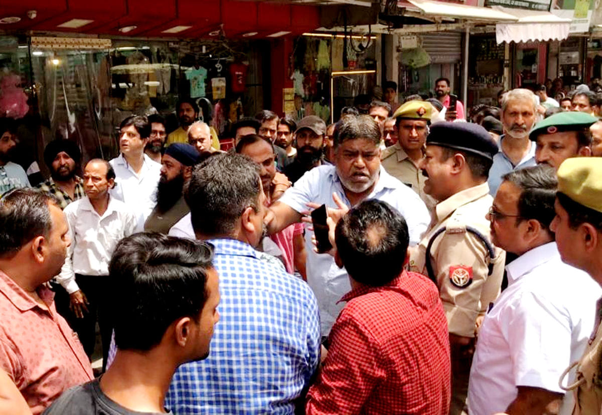 नेहरू मार्केट में अतिक्रमण हटाने के दौरान पुलिस प्रशासन व व्यापारियो के बीच होती नोंकझौंक विरोध नेहरू मार्केट में अतिक्रमण हटाने के दौरान पुलिस प्रशासन व व्यापारियो के बीच होती नोंकझौंक विरोध